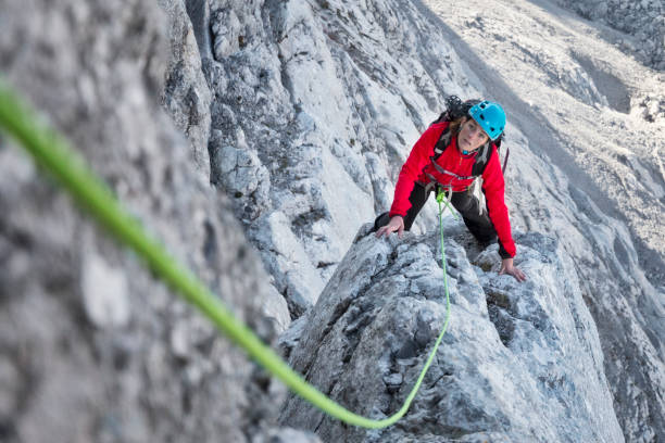 escalada en roca en los alpes - joven escalando en los alpes - rock climbing mountain climbing women climbing fotografías e imágenes de stock