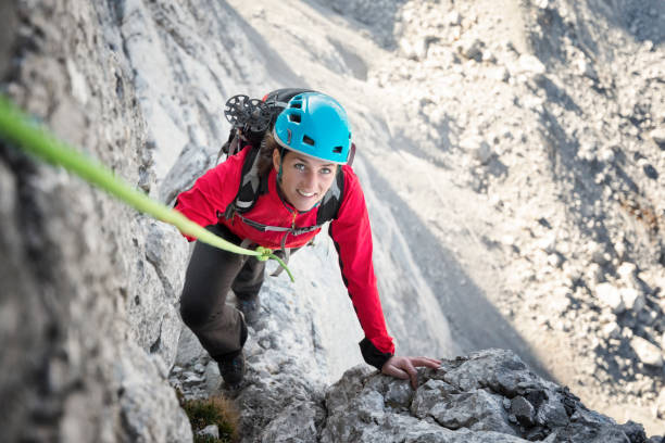 escalada de rocha nos alpes-mulher nova que escala nos alpes - climbing clambering mountain rock climbing - fotografias e filmes do acervo