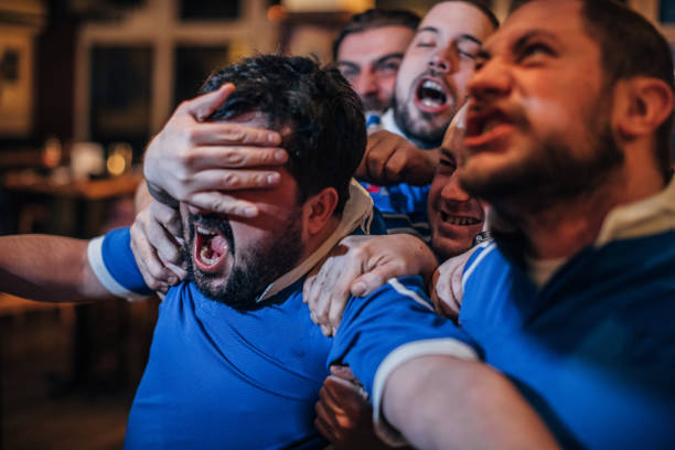 groupe d'hommes dans le pub - fan hooligan screaming shouting photos et images de collection