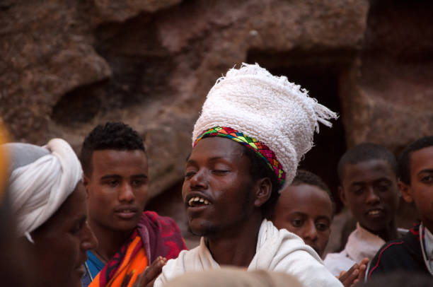 pellegrini etiopi celebrano la vigilia di natale ortodossa a lalibela - dancing africa ethiopian culture ethiopia foto e immagini stock