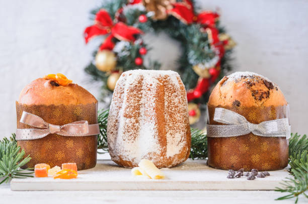 panettone y pandoro tradicional pastel de navidad italiano. - pastry italian culture cake dessert fotografías e imágenes de stock