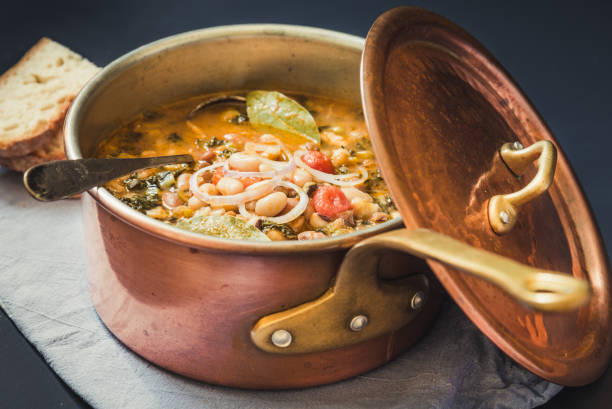 zupa z warzywami, fasola cannellini, jarmuż. typowa zupa toskańska. - copper pans zdjęcia i obrazy z banku zdjęć