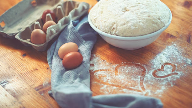 愛を込して台所で新鮮な酵母生地を作る - dough sphere kneading bread ストックフォトと画像