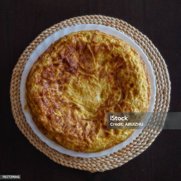 Photo libre de droit de Omelette Espagnole Tortilla De Patata Faite À La Maison banque d'images et plus d'images libres de droit de Omelette espagnole