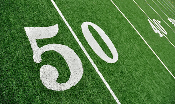 blick auf 50-yard-linie auf american-football-feld - forty yard line stock-fotos und bilder