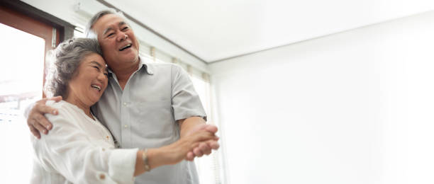 coppia asiatica senior che celebra l'anniversario di matrimonio. - holding hands couple senior couple togetherness foto e immagini stock