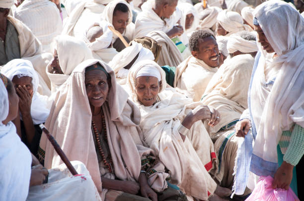 pellegrini etiopi celebrano la vigilia di natale ortodossa a lalibela - dancing africa ethiopian culture ethiopia foto e immagini stock