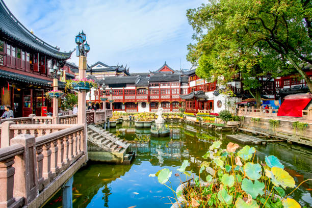 上海・町神寺の伝統建築 - store market china city street ストックフォトと画像