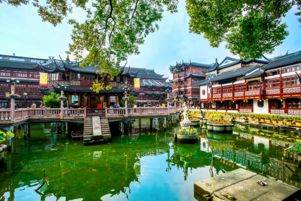 上海・町神寺の伝統建築 - store market china city street ストックフォトと画像