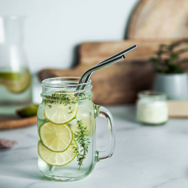 pajitas para beber reciclables de metal en interiores - refreshment drink drinking straw cocktail fotografías e imágenes de stock