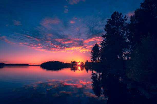 летний ночной закат из соткамо, финляндия. - midnight sun стоковые фото и изображения