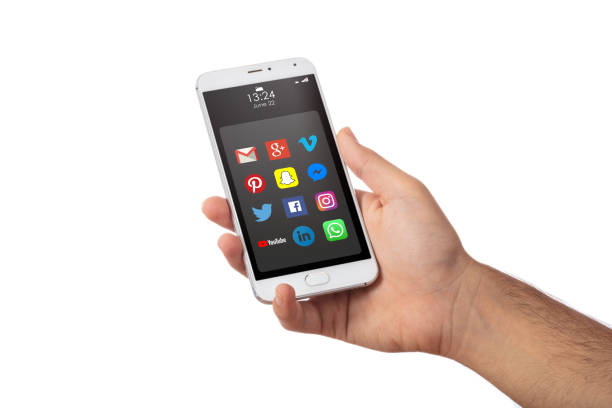 männliche hand hält ein smartphone mit apps symbole isoliert vor weißen farbhintergrund - google ads stock-fotos und bilder