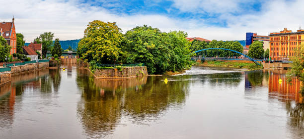 panoramiczny widok na hameln i rzekę weser - lower saxony zdjęcia i obrazy z banku zdjęć