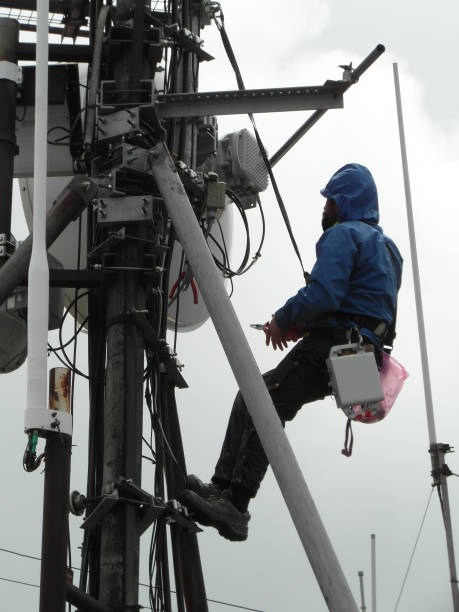 pracownik na słupie. bezpieczeństwo pracy - telecommunications equipment technician repairing engineer zdjęcia i obrazy z banku zdjęć