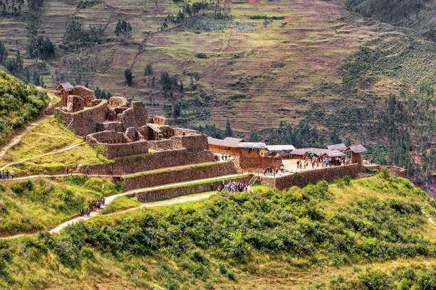 starożytne ruiny inków na stanowisku archeologicznym w pisac, peru - calca zdjęcia i obrazy z banku zdjęć