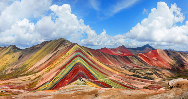 turisti non identificati che camminano sulla rainbow mountain, in perù. - perù foto e immagini stock