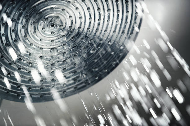 lluvia de ducha. - fountain house residential structure home interior fotografías e imágenes de stock