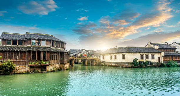 wuzhen ancient architecture and riverside residence - whitewalls imagens e fotografias de stock