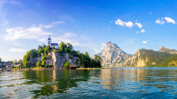 traunsee lake in alps  -salzburg, salzburger land - austria european alps landscape lake stock-fotos und bilder