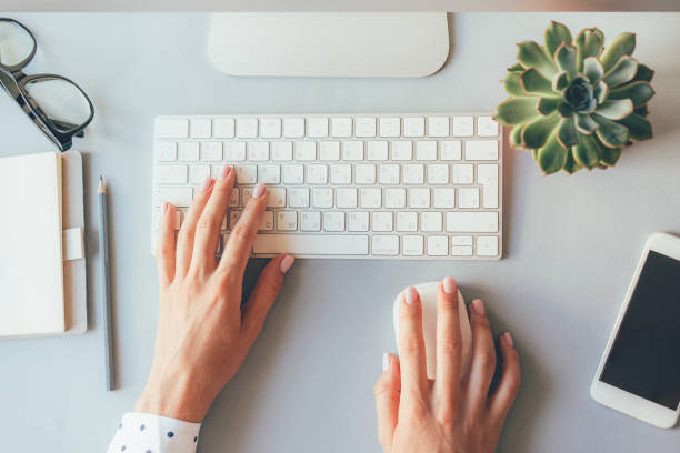 オフィスや自宅でパーソナルコンピュータのキーボードにエレガントな女性の手 - 手の爪 写真 ストックフォトと画像