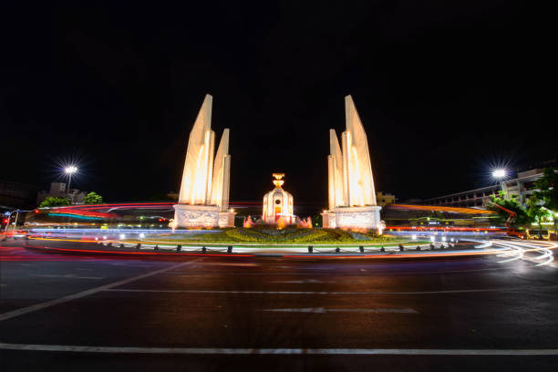 monumento da democracia com luz do borrão no tempo nocturno - democracy monument - fotografias e filmes do acervo