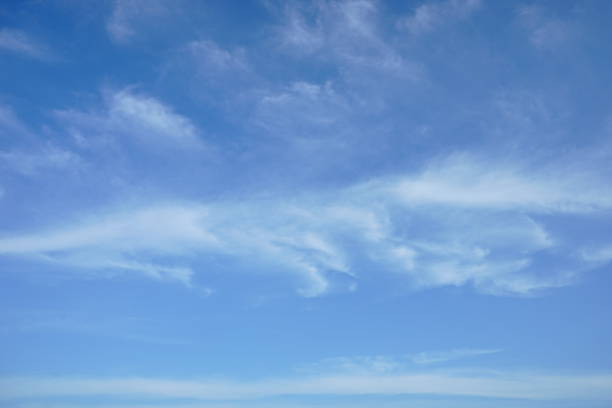 하얀 구름이 있는 푸른 하늘 - cirrus cloud cloudscape stratus 뉴스 사진 이미지