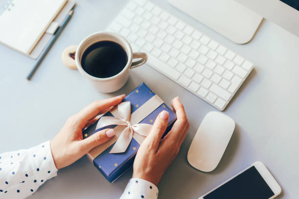 office workplace, gift delivery - gift imagens e fotografias de stock