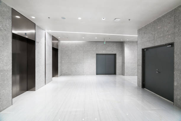 l'entrée de l'ascenseur est dans le centre commercial - glass office contemporary built structure photos et images de collection