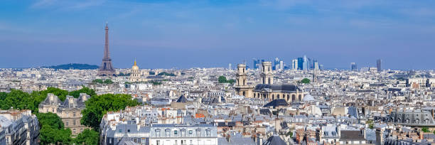 paryż, typowe dachy - paris france roof apartment aerial view zdjęcia i obrazy z banku zdjęć
