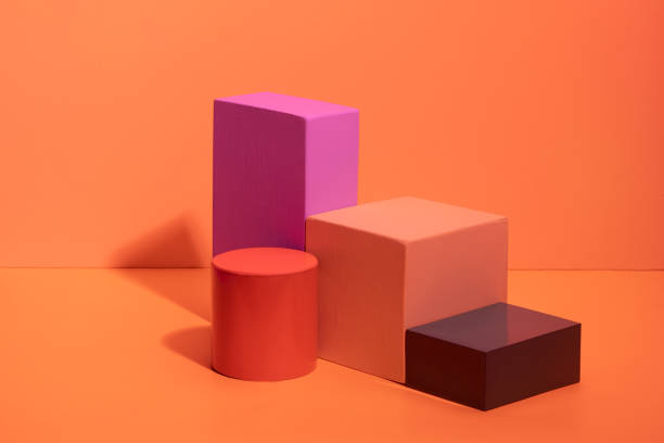 geometrische formen in verschiedenen farben auf orangefarbenem hintergrund. - geometriestunde grafiken stock-fotos und bilder