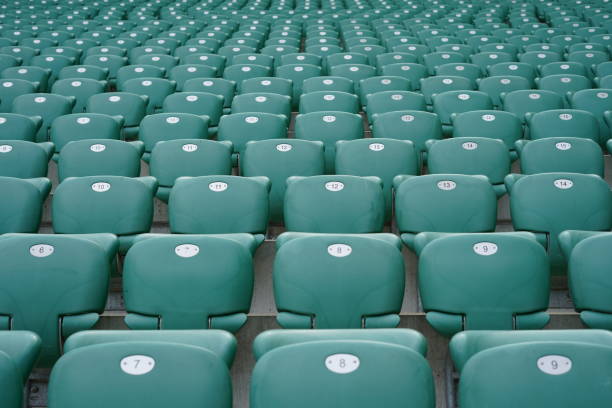 lignes vertes des chaises au stade - chorzow photos et images de collection