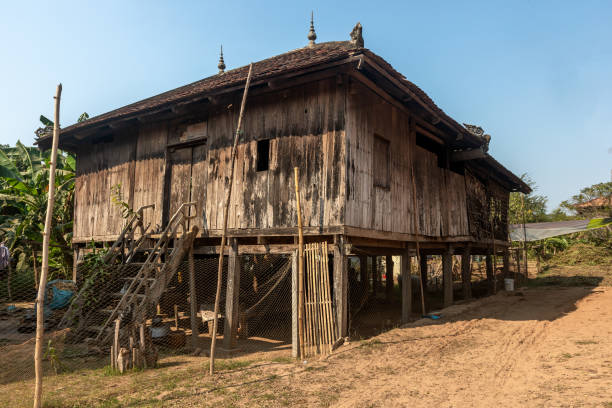 villaggio di angkor ban sulle rive del fiume mekong, cambogia - siem reap province foto e immagini stock