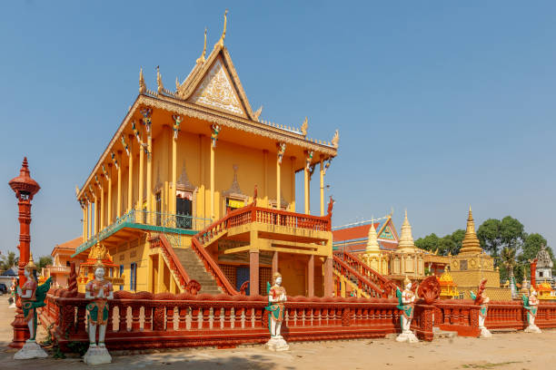 villaggio di angkor ban sulle rive del fiume mekong, cambogia - siem reap province foto e immagini stock