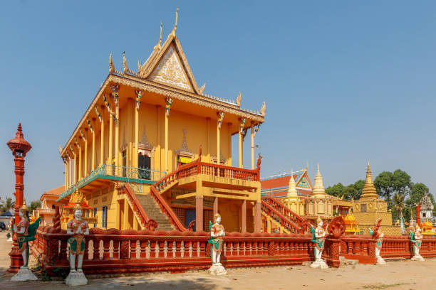 деревня ангкор бан на берегу реки меконг, камбоджа - cambodia khmer architecture outdoors стоковые фото и изображения