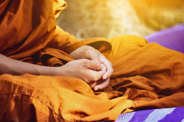 il monaco buddista vipassana medita per calmare la mente in thailandia. - holy man immagine foto e immagini stock