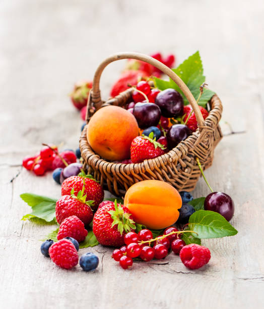 berries - table ingredient gardening agriculture imagens e fotografias de stock
