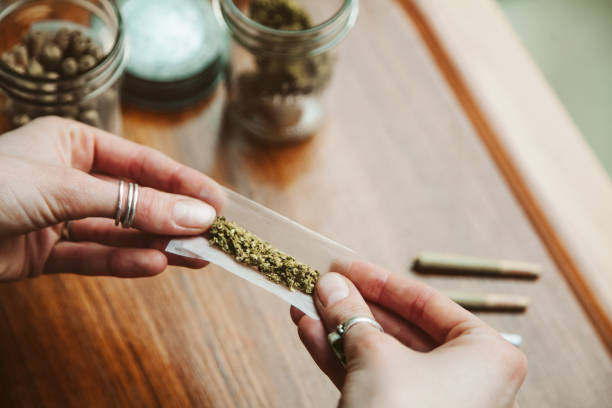 manos haciendo cannabis en la tienda de marihuana - rolling fotografías e imágenes de stock