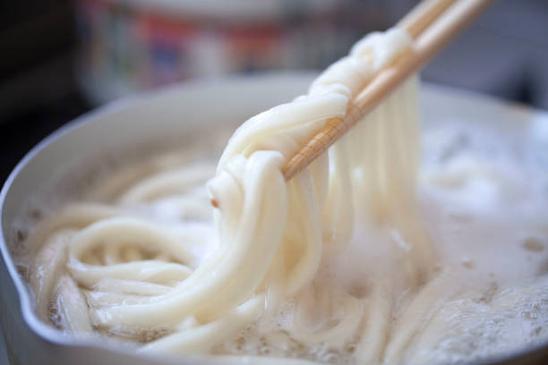 cozinhando o udon com alimento japonês - preparing food indoors horizontal close up - fotografias e filmes do acervo