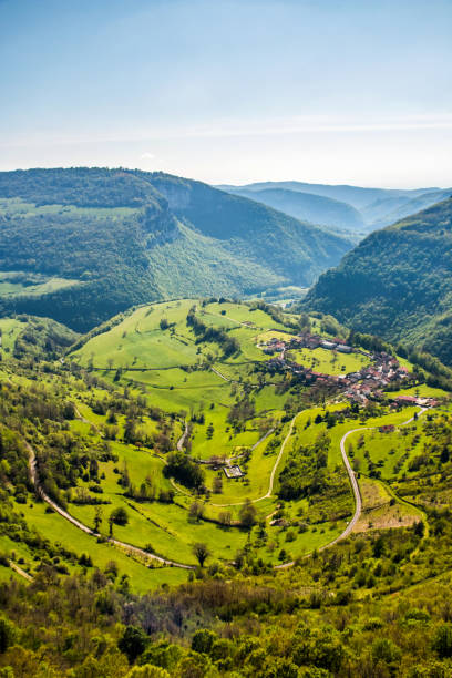 アイン県のブギー山脈の谷に、円形の小さな古いフランスの村、オンシウの美しい自然景観の高角図 - clear sky village landscape landscaped ストックフォトと画像