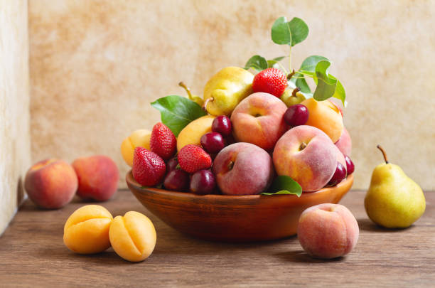 bodegones con tazón de frutas frescas - tazón para frutas fotografías e imágenes de stock