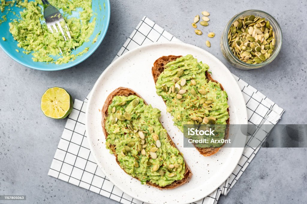 Roti Panggang Alpukat Sehat Dengan Biji Labu Foto Stok - Unduh Gambar Sekarang - Alpukat, Roti bakar - Roti, Roti - Makanan pokok - iStock