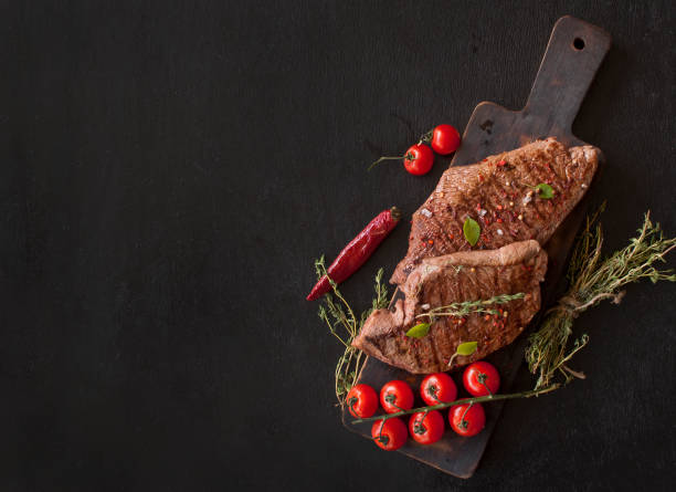 steak de bœuf grillé, légumes verts, tomates et épices. vue du haut avec l'espace de copie pour le texte - text wood alphabet nature photos et images de collection