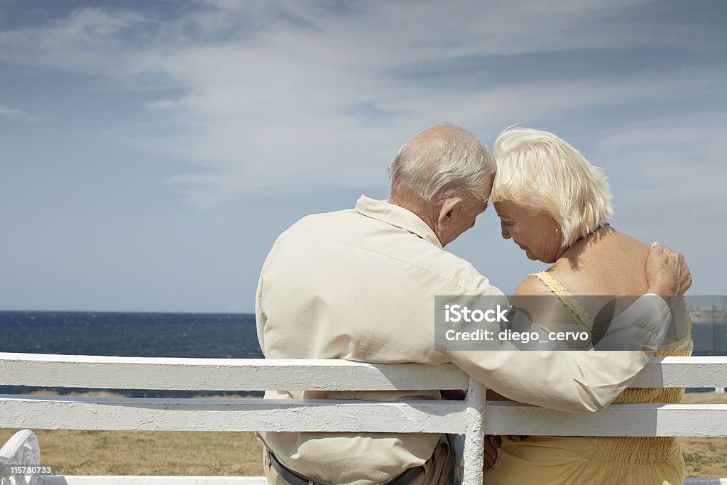 Vieil homme et la femme sur le banc à la mer - Photo de Adulte libre de droits