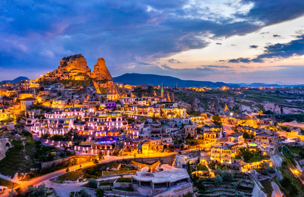 vista de uchisar al atardecer. capadocia, turquía - goreme rural scene sandstone color image fotografías e imágenes de stock