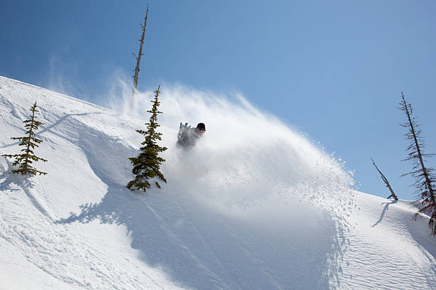 Atleta de snowboard divide através de Inverno pó - fotografia de stock