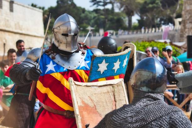 uomini vestiti da cavalieri in armatura che rovano una battaglia - history knight historical reenactment military foto e immagini stock