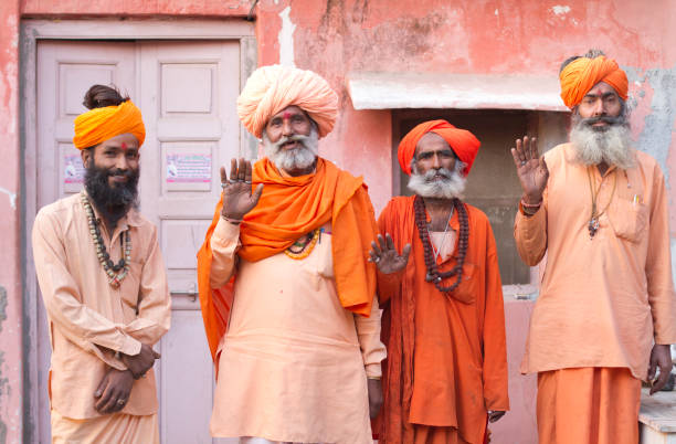 индийский святой человек или садху - varanasi indian culture nautical vessel ganges river стоковые фото и изображения