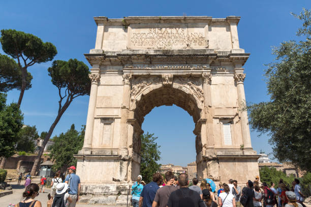 арка тита в римском форуме в риме, италия - arch of titus стоковые фото и изображения