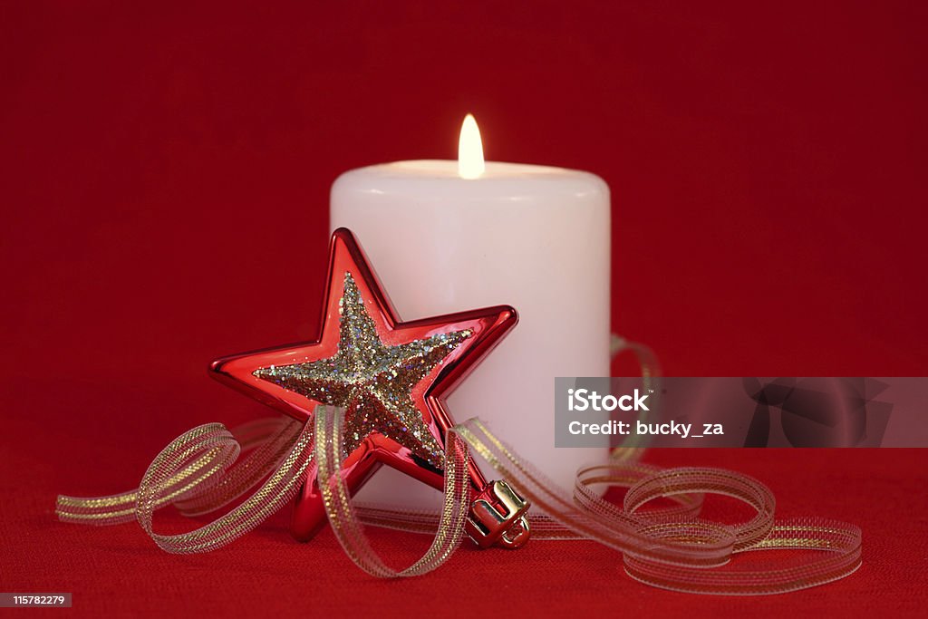 Рождественская звезда изображением и Белая свеча, изолированные на красный - Стоковые фото Ёлочные игрушки роялти-фри