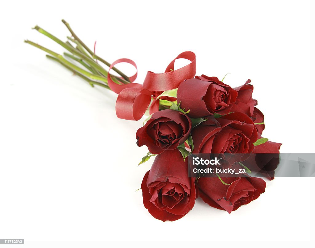 1 pequeño ramo de rosas rojas y plano aislado en blanco - Foto de stock de Amor - Sentimiento libre de derechos